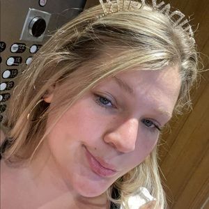 Meet your Posher, Chloe